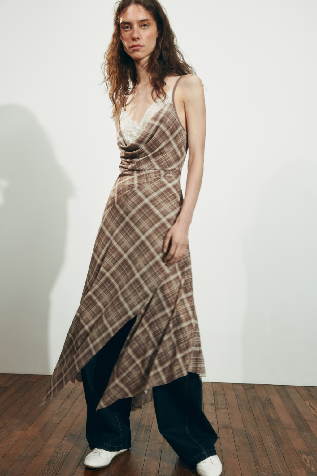 Платье-комбинация миди асимметричное с кружевом - цвет коричневый - 1