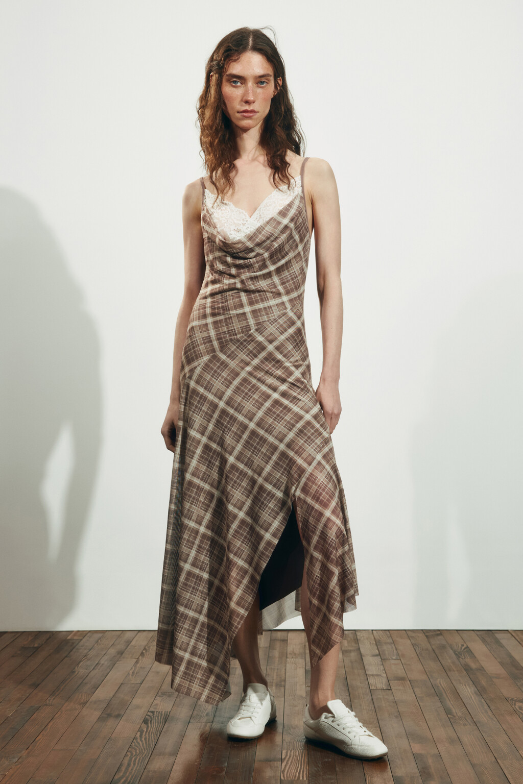 Платье-комбинация миди асимметричное с кружевом - цвет коричневый - 3