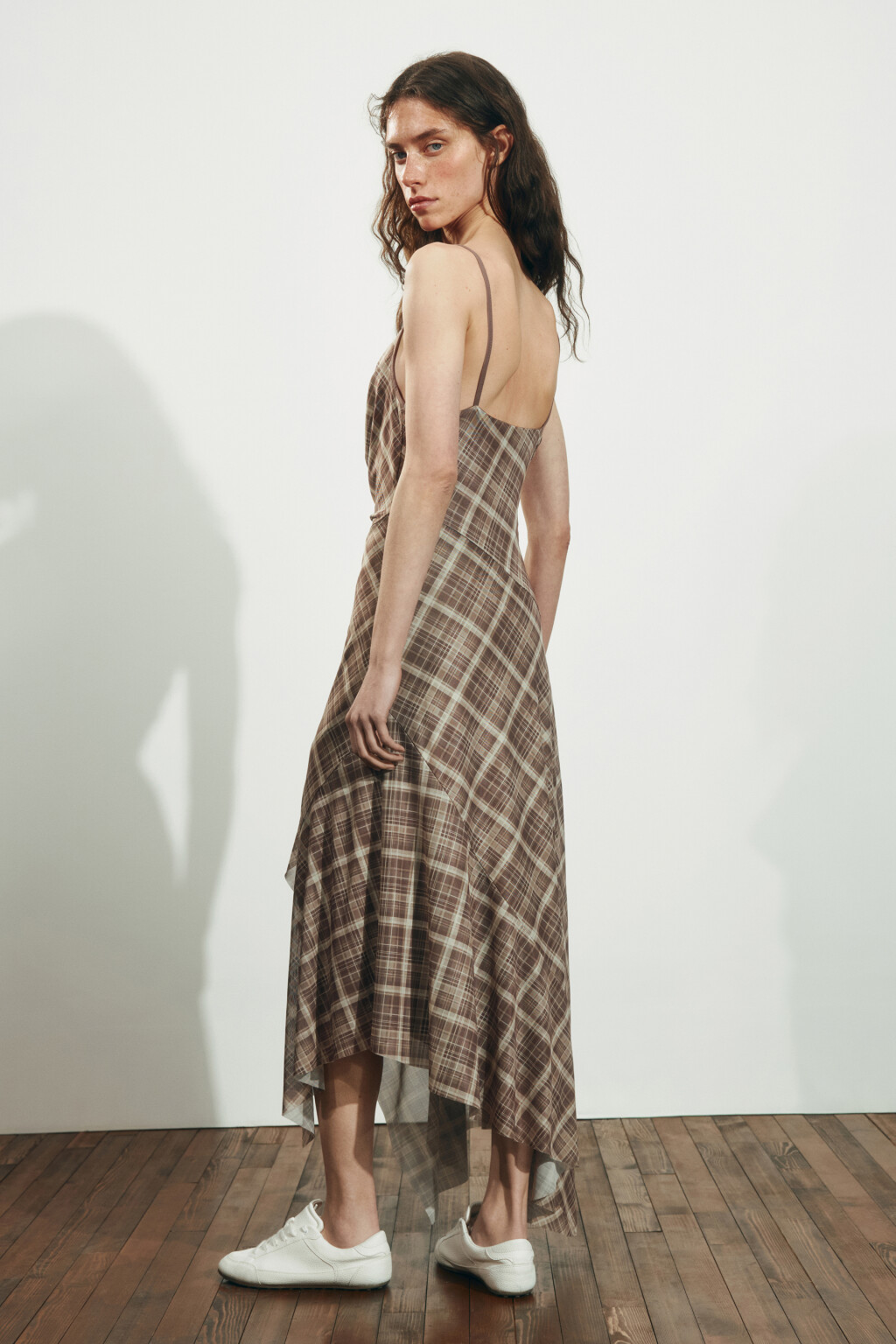 Платье-комбинация миди асимметричное с кружевом - цвет коричневый - 4