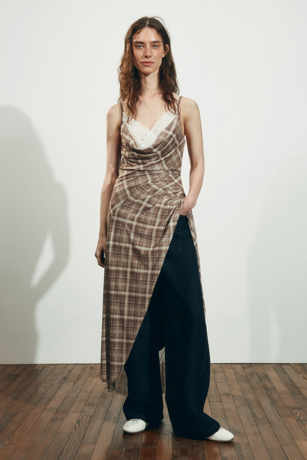 Платье-комбинация миди асимметричное с кружевом - цвет коричневый - 5