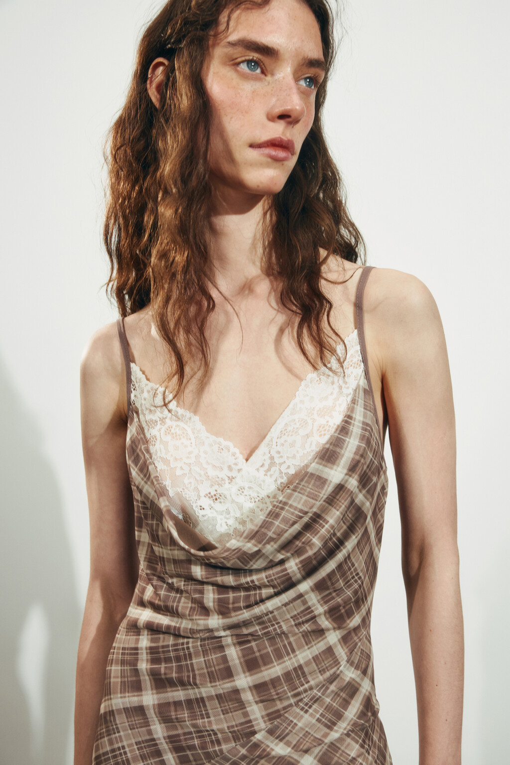 Платье-комбинация миди асимметричное с кружевом - цвет коричневый - 6