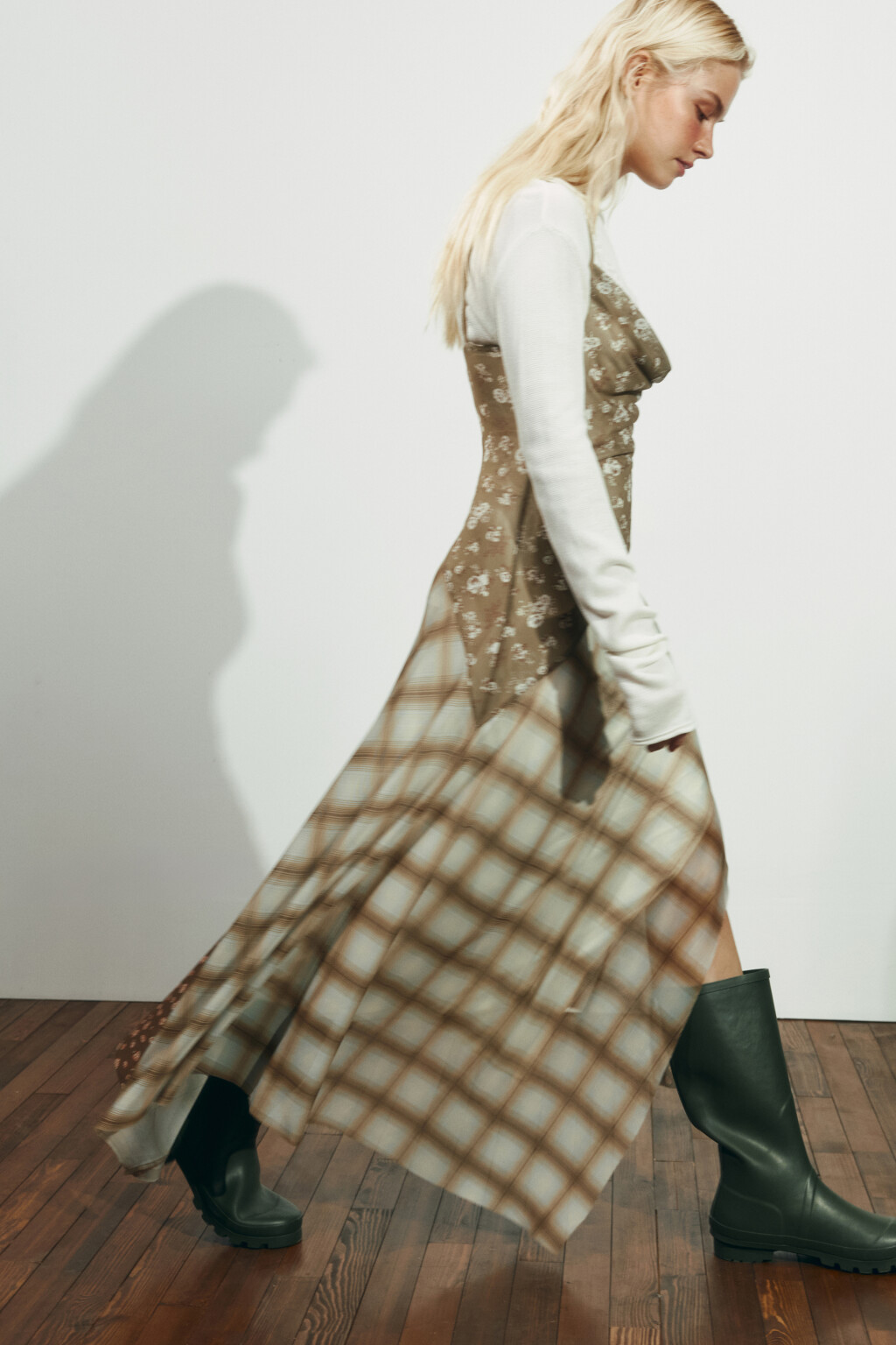 Платье-комбинация миди асимметричное с кружевом - цвет мультиколор - 1