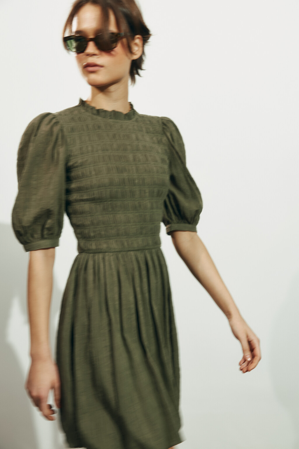 Платье мини baby-doll с пышными рукавами и низом - цвет зеленый - 1