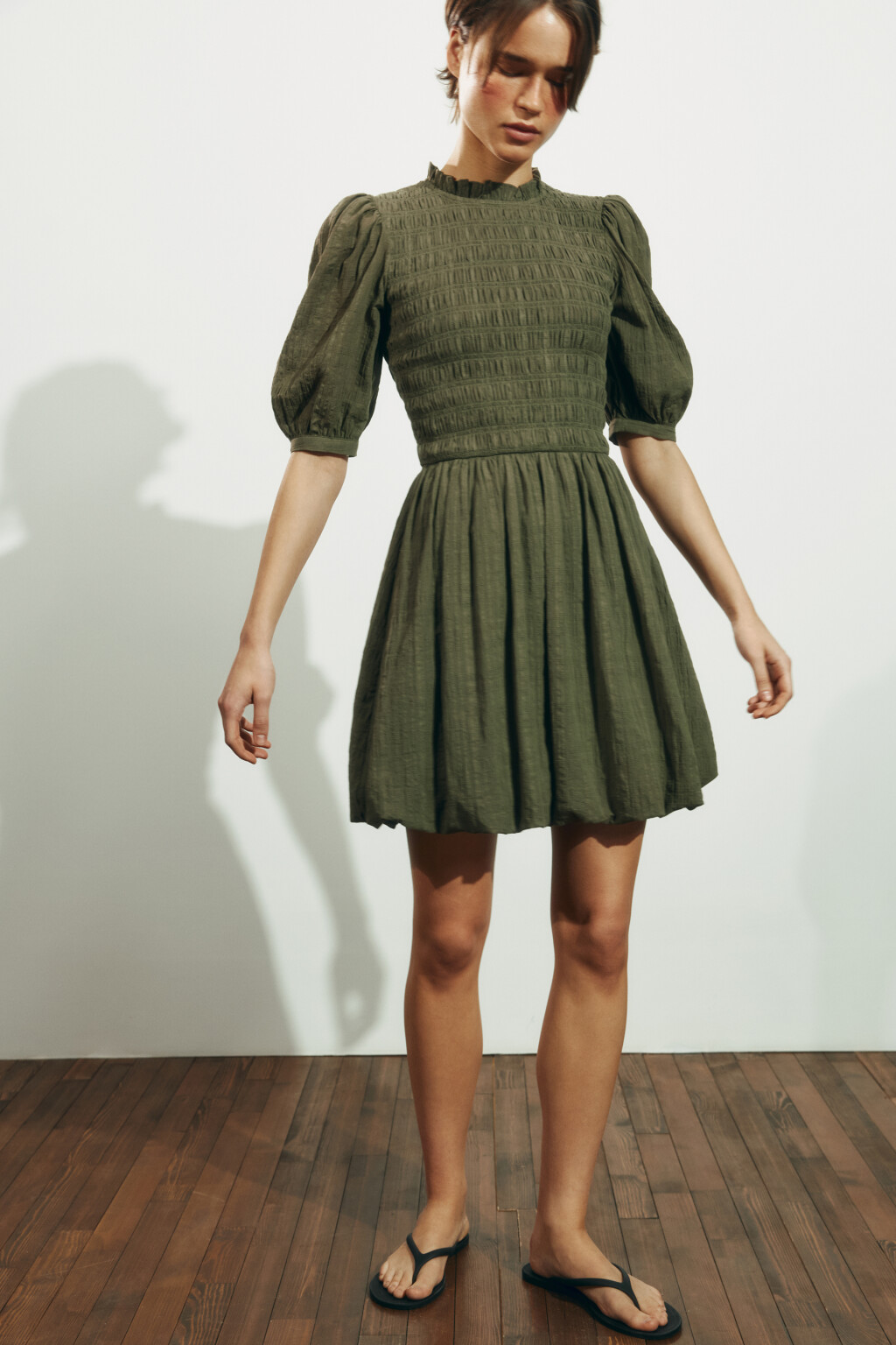 Платье мини baby-doll с пышными рукавами и низом - цвет зеленый - 2