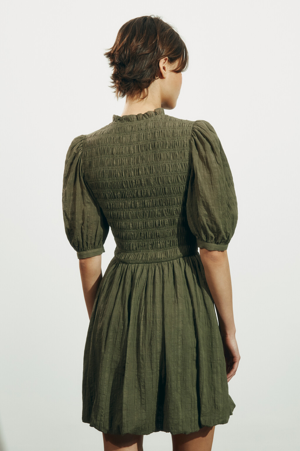 Платье мини baby-doll с пышными рукавами и низом - цвет зеленый - 4