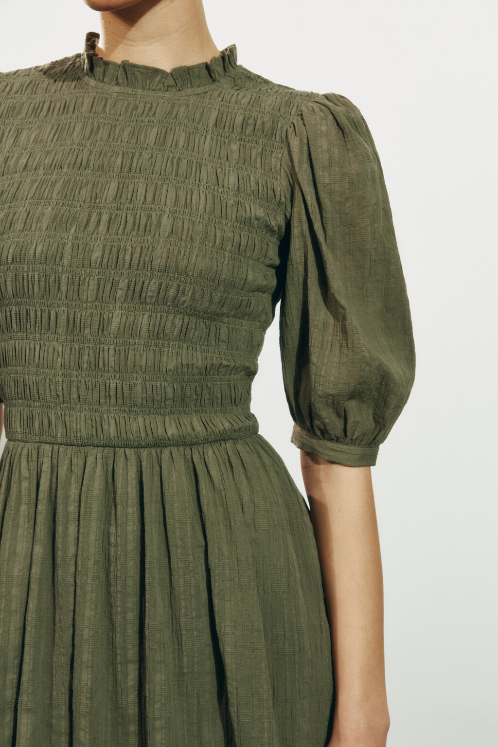 Платье мини baby-doll с пышными рукавами и низом - цвет зеленый - 7