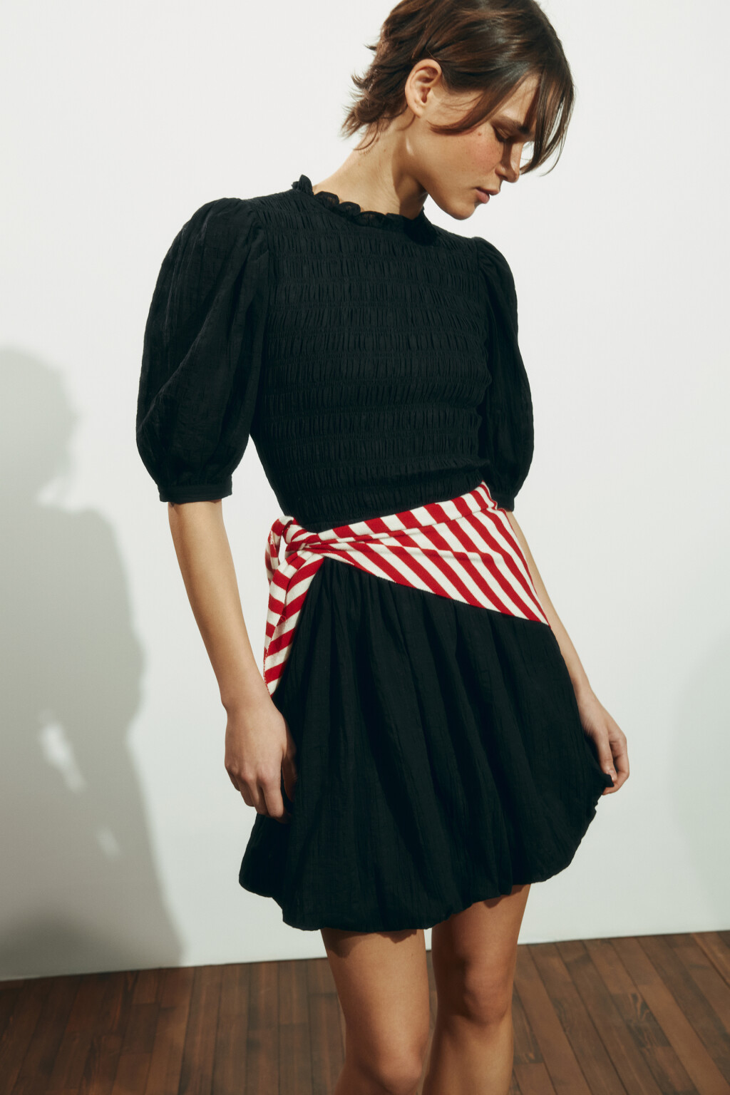 Платье мини baby-doll с пышными рукавами и низом - цвет черный - 1