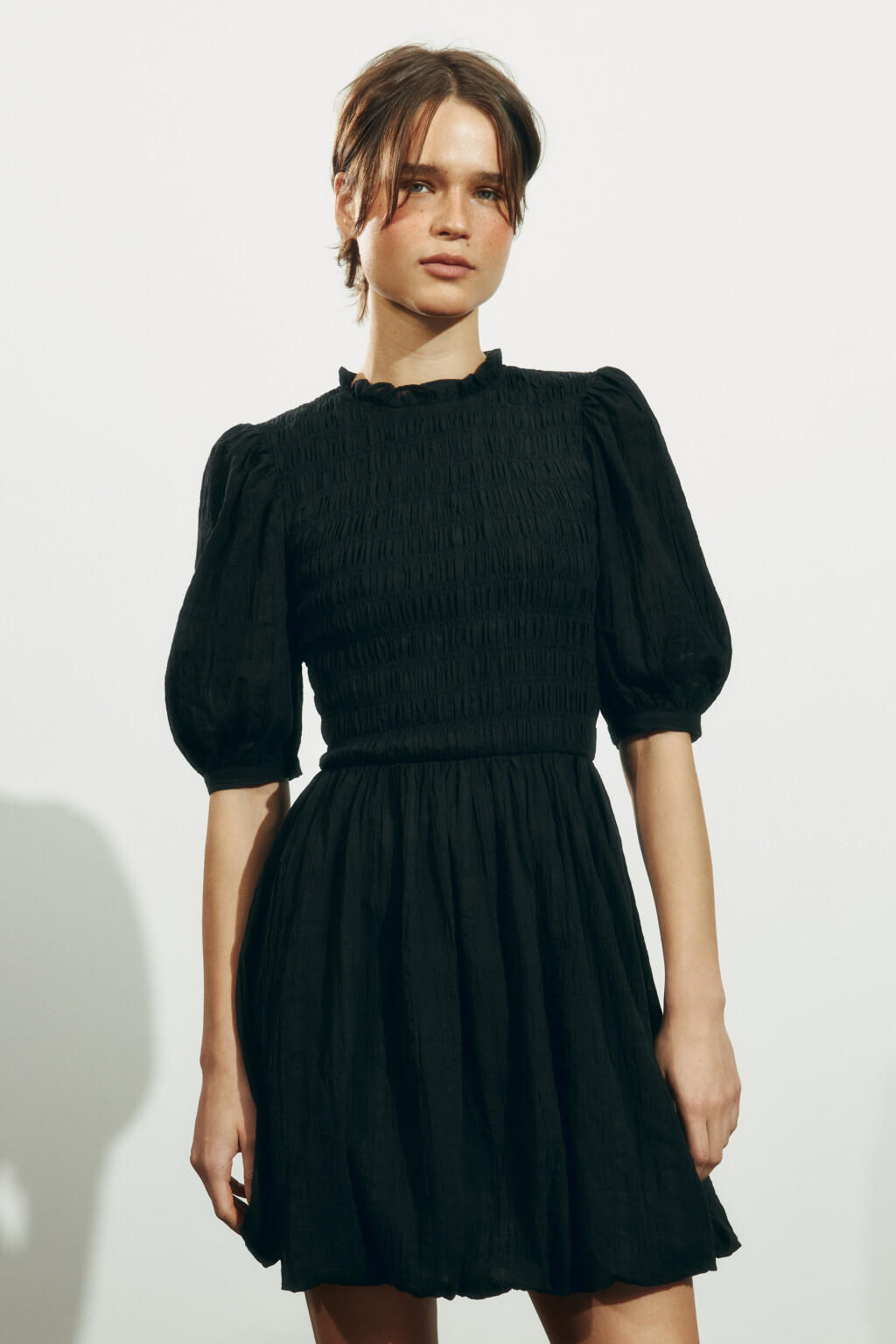 Платье мини baby-doll с пышными рукавами и низом - цвет черный - 2