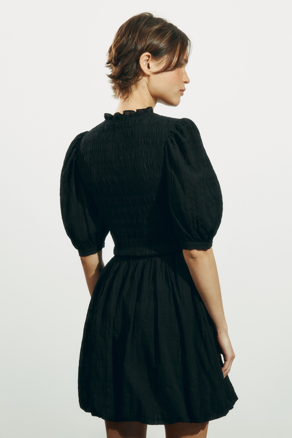 Платье мини baby-doll с пышными рукавами и низом - цвет черный - 3