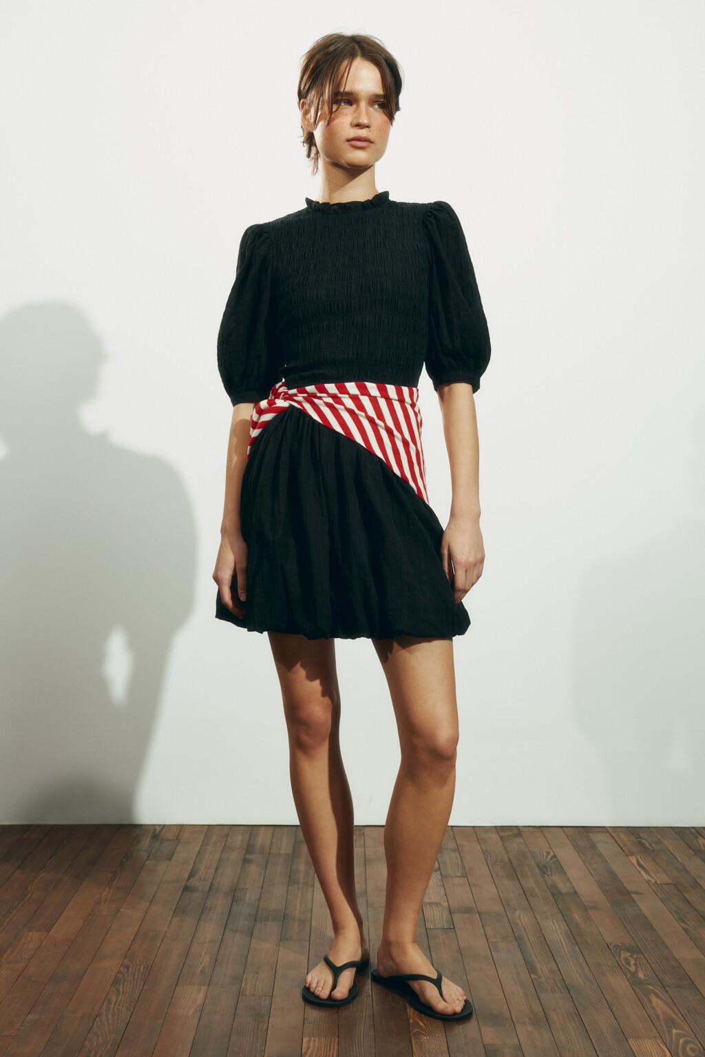 Платье мини baby-doll с пышными рукавами и низом - цвет черный - 4