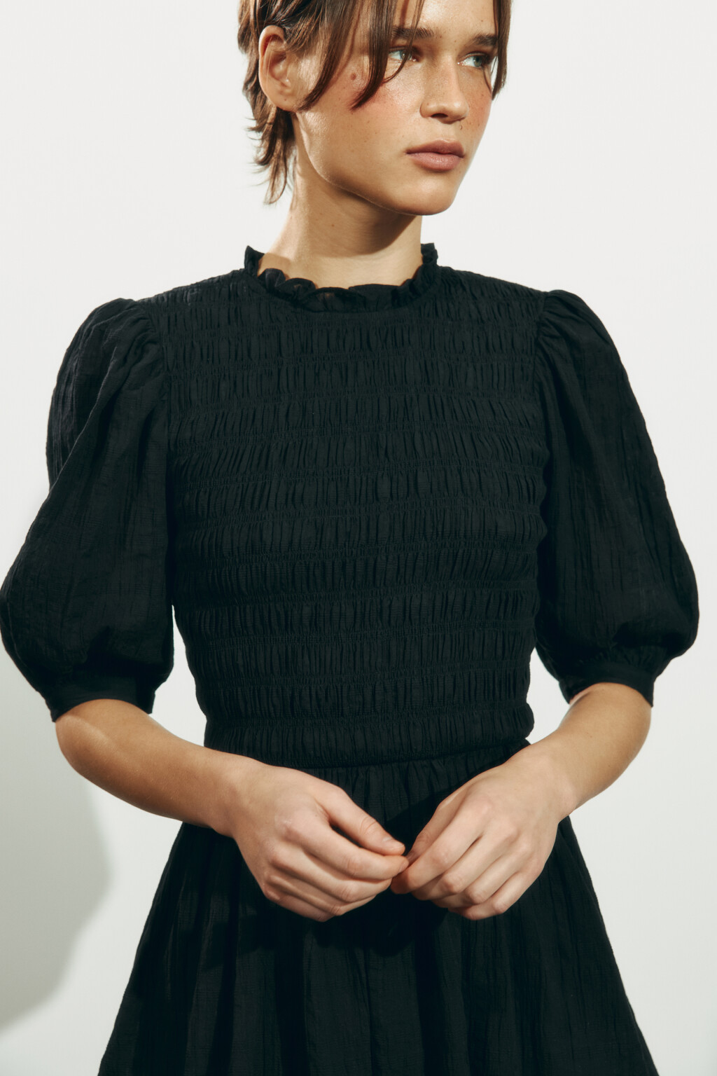 Платье мини baby-doll с пышными рукавами и низом - цвет черный - 5