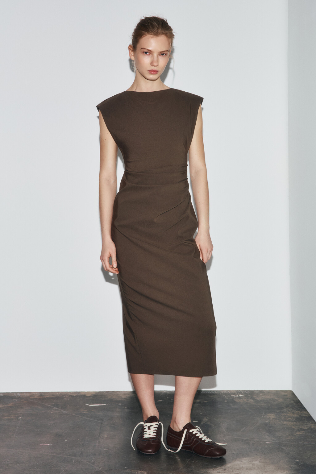 Платье миди облегающее со сборкой сбоку - цвет бежевый - 2