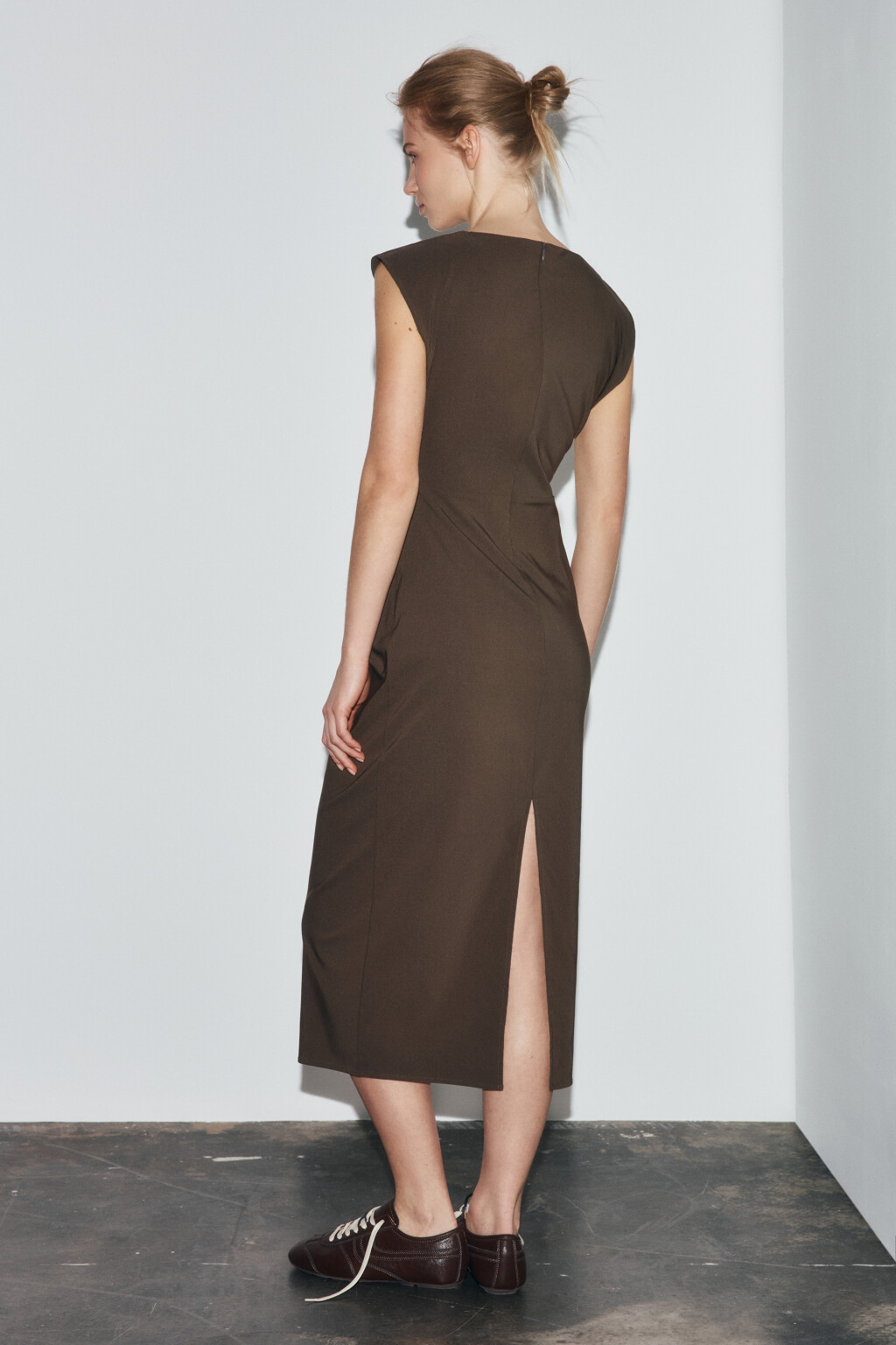 Платье миди облегающее со сборкой сбоку - цвет бежевый - 3