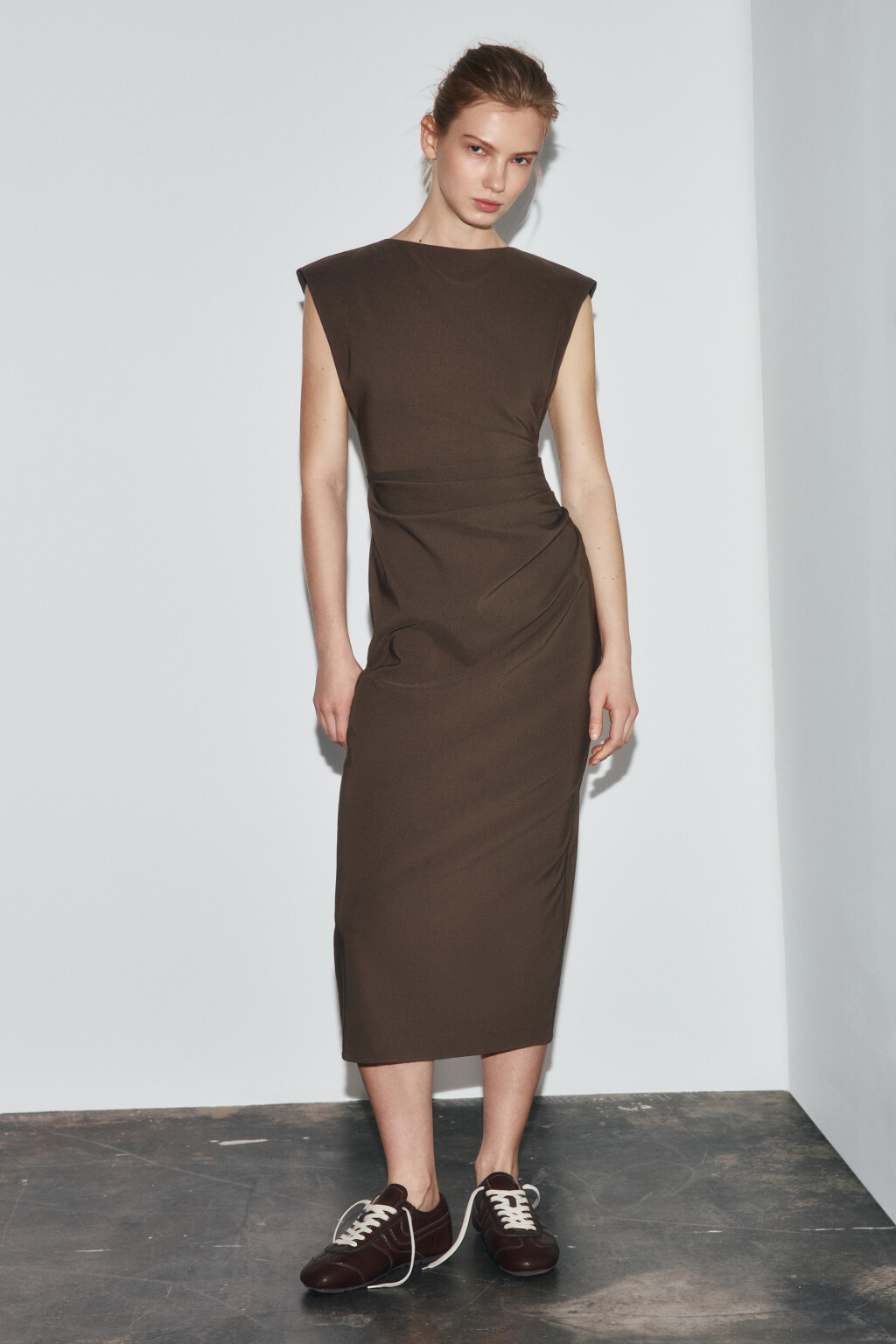 Платье миди облегающее со сборкой сбоку - цвет бежевый - 4