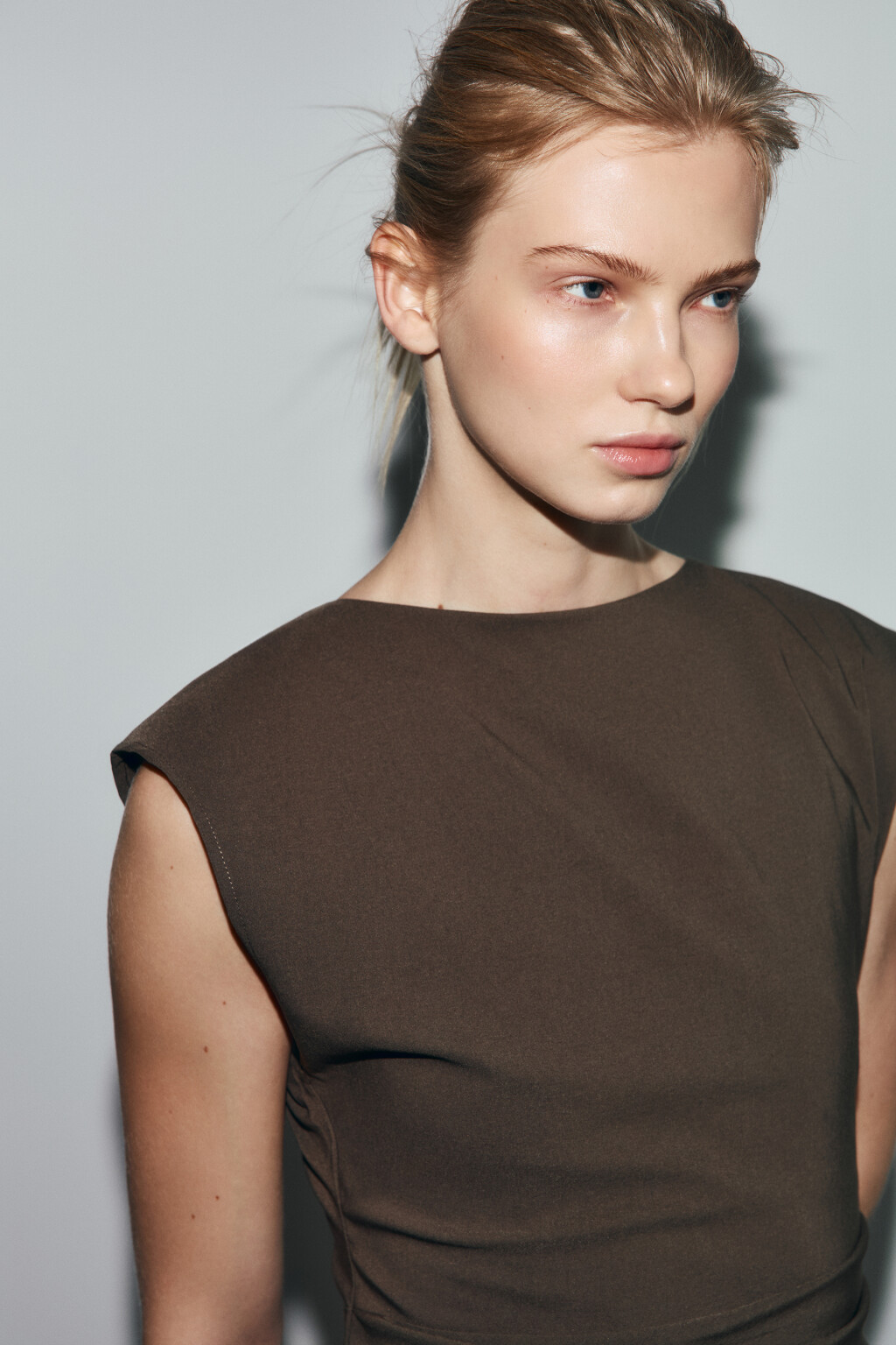 Платье миди облегающее со сборкой сбоку - цвет бежевый - 5