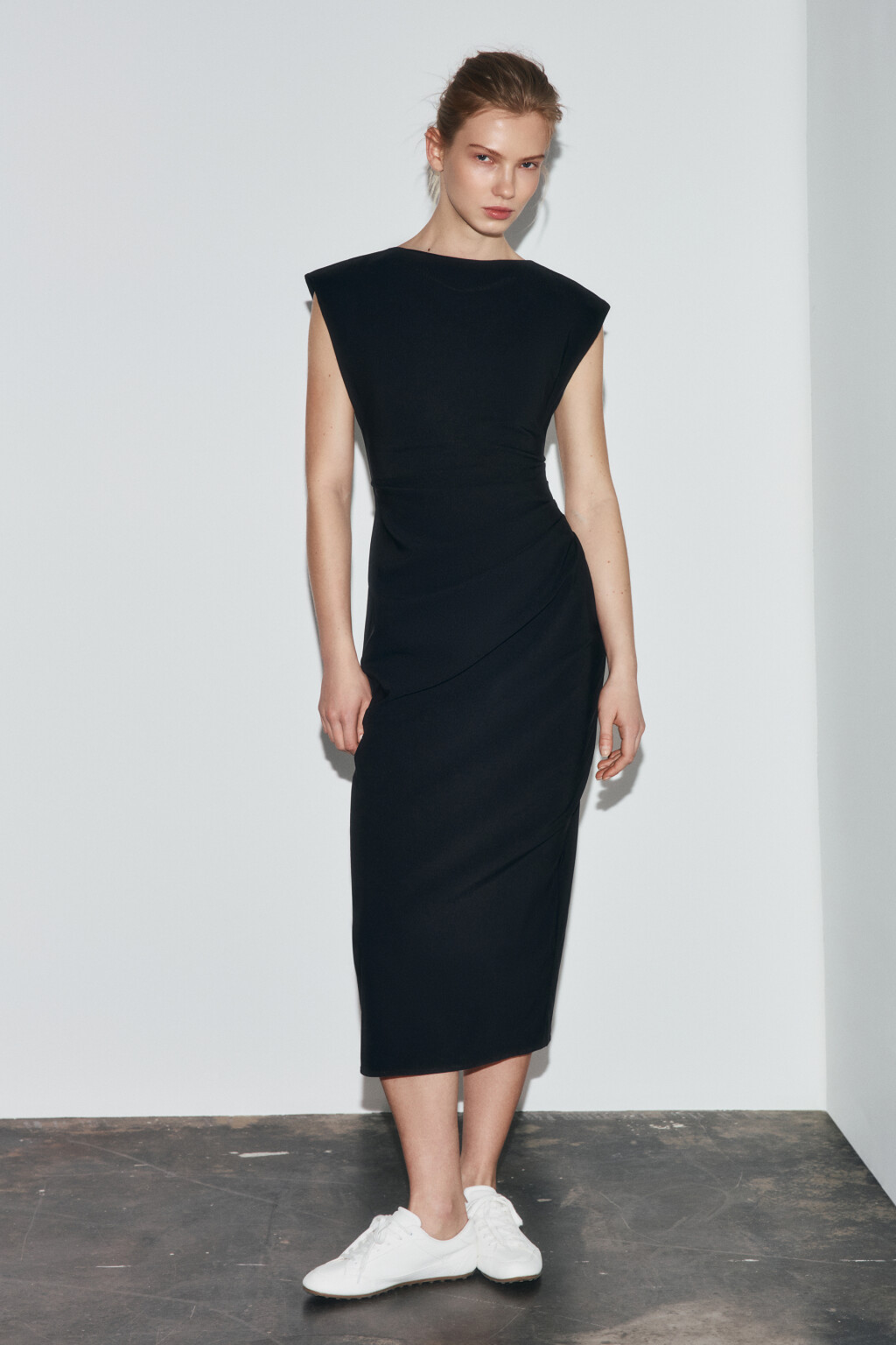 Платье миди облегающее со сборкой сбоку - цвет черный - 2