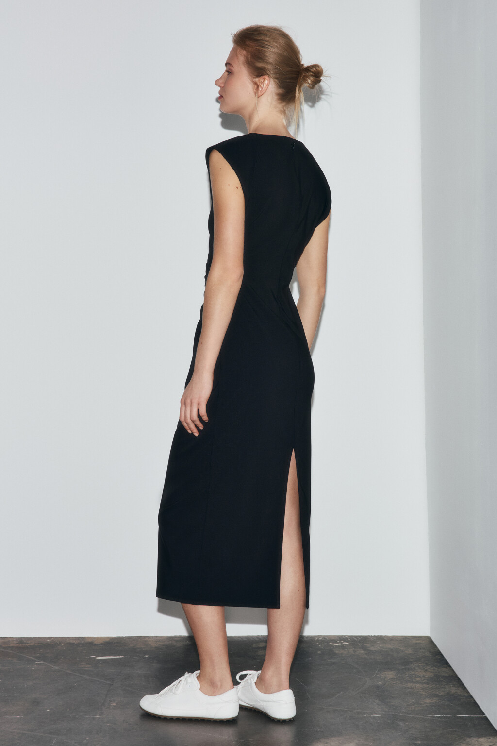 Платье миди облегающее со сборкой сбоку - цвет черный - 3