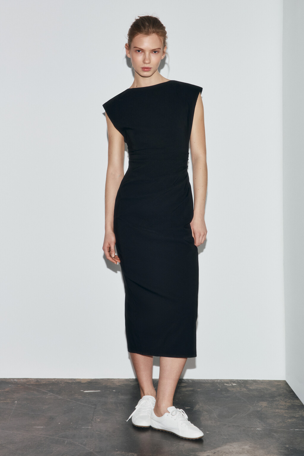Платье миди облегающее со сборкой сбоку - цвет черный - 4