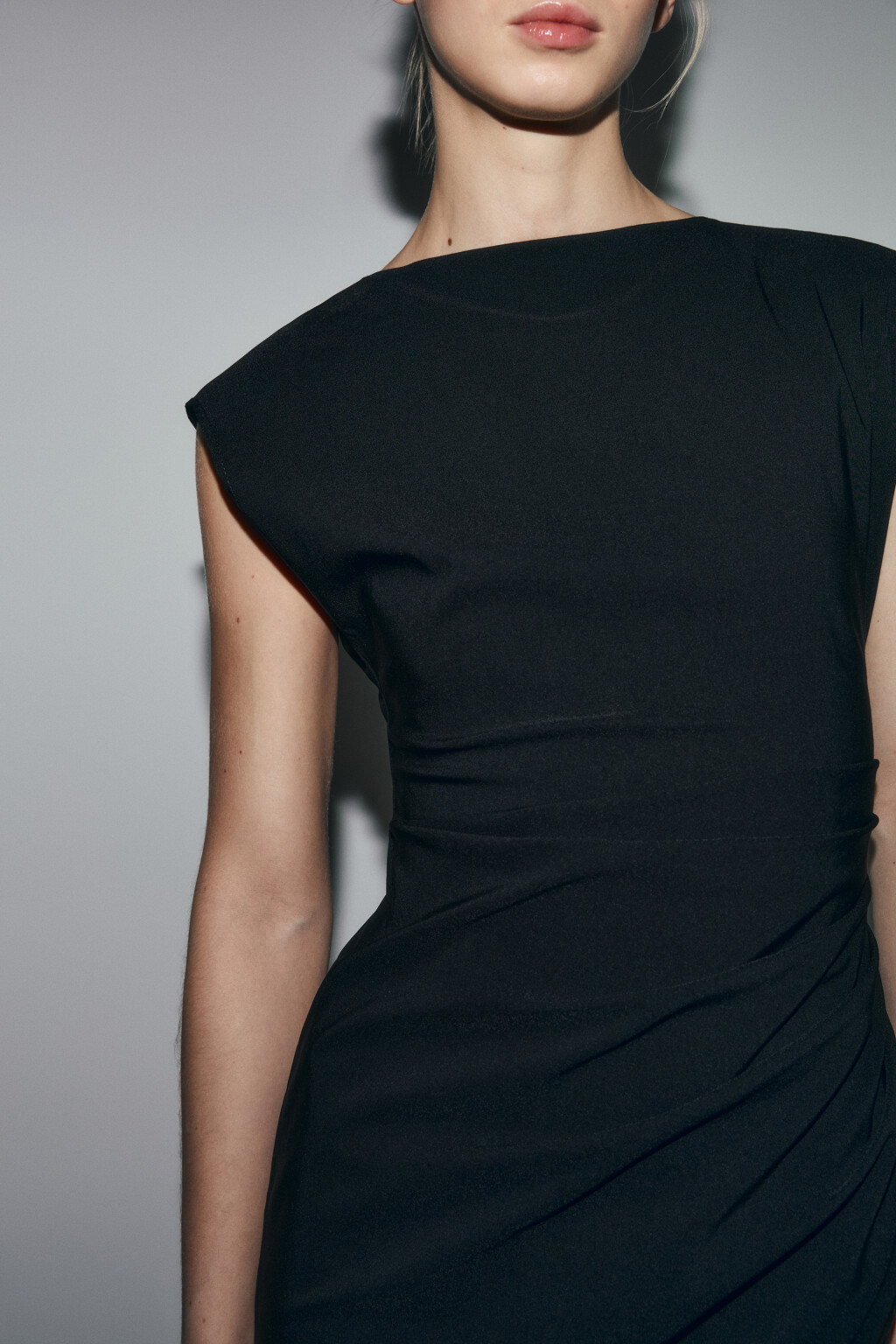 Платье миди облегающее со сборкой сбоку - цвет черный - 6