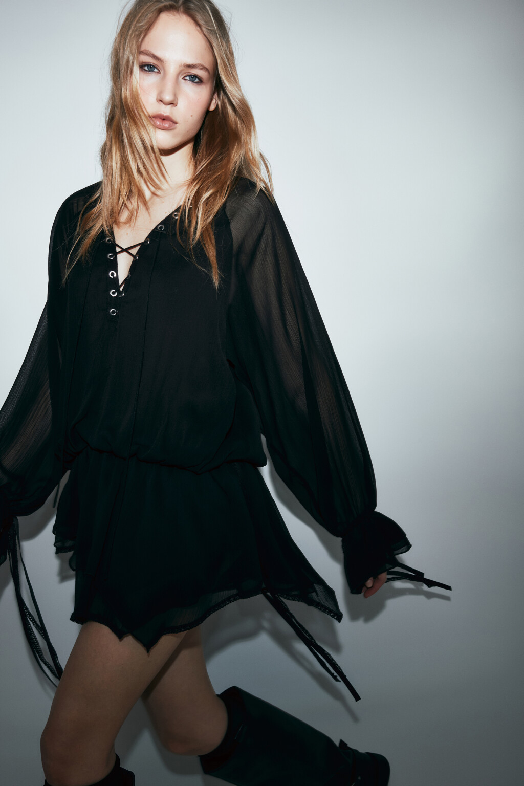 Платье мини шифоновое на шнуровке с лентами - цвет черный - 2