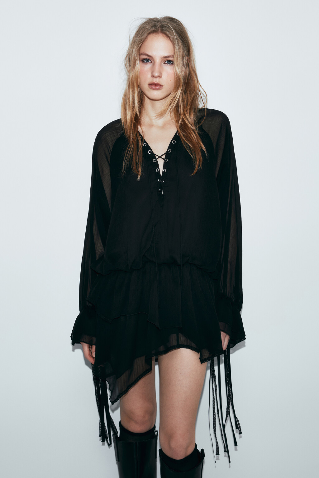 Платье мини шифоновое на шнуровке с лентами - цвет черный - 3