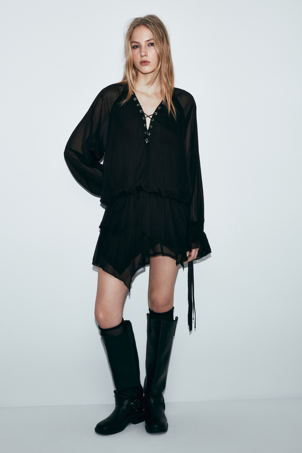 Платье мини шифоновое на шнуровке с лентами - цвет черный - 5