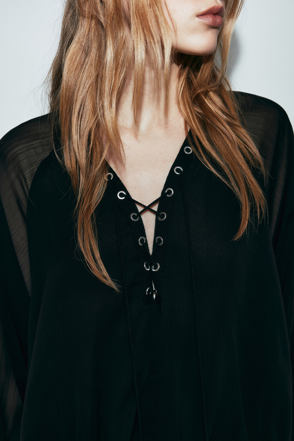 Платье мини шифоновое на шнуровке с лентами - цвет черный - 6