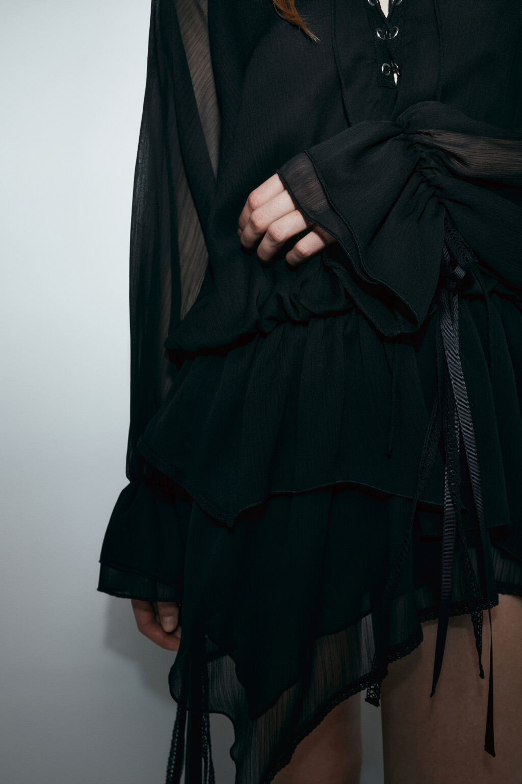 Платье мини шифоновое на шнуровке с лентами - цвет черный - 7