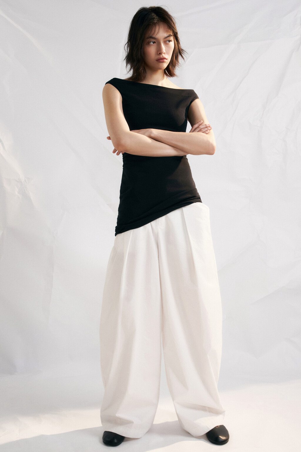 Платье-футляр мини вискозное с открытыми плечами - цвет черный - 1