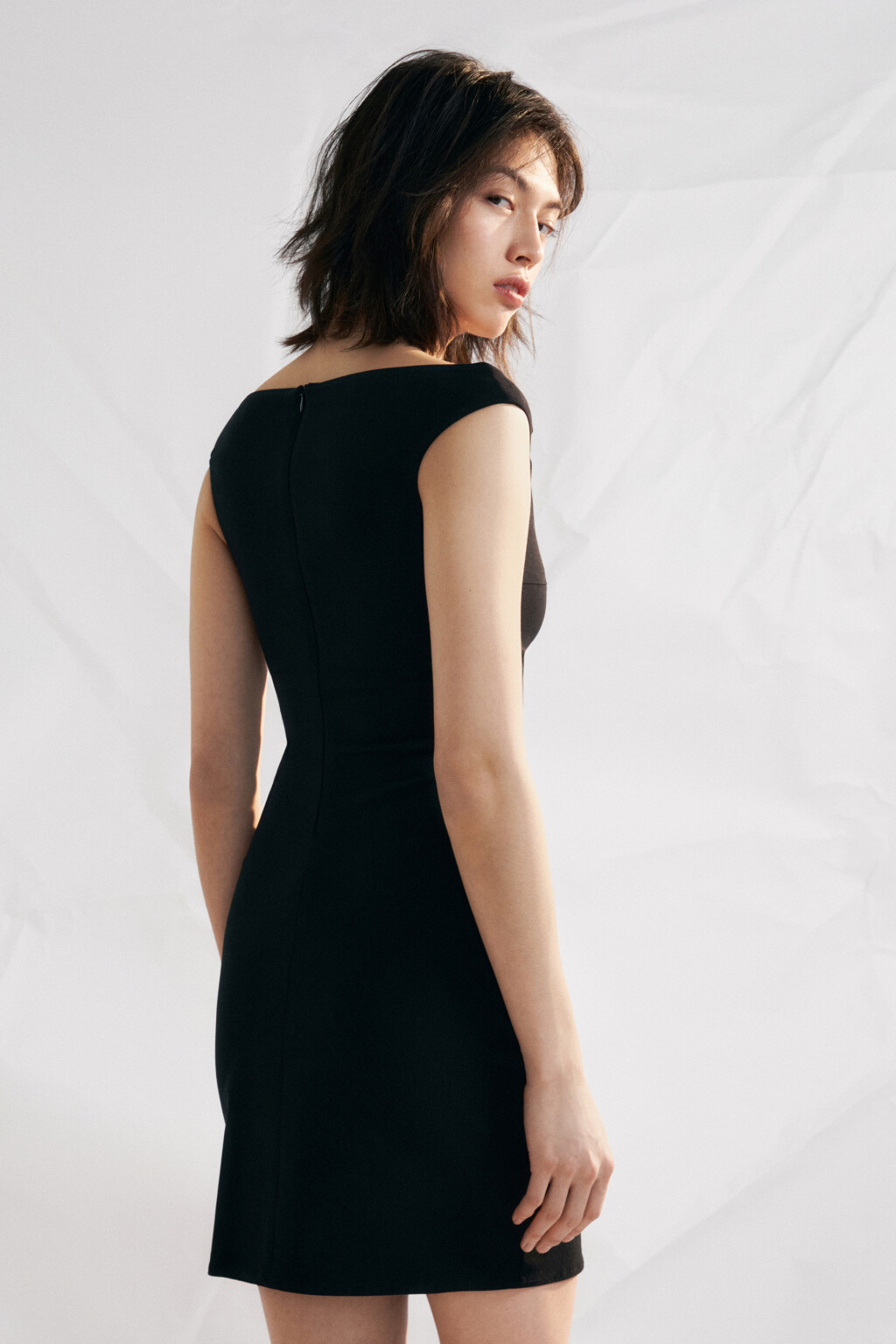 Платье-футляр мини вискозное с открытыми плечами - цвет черный - 4