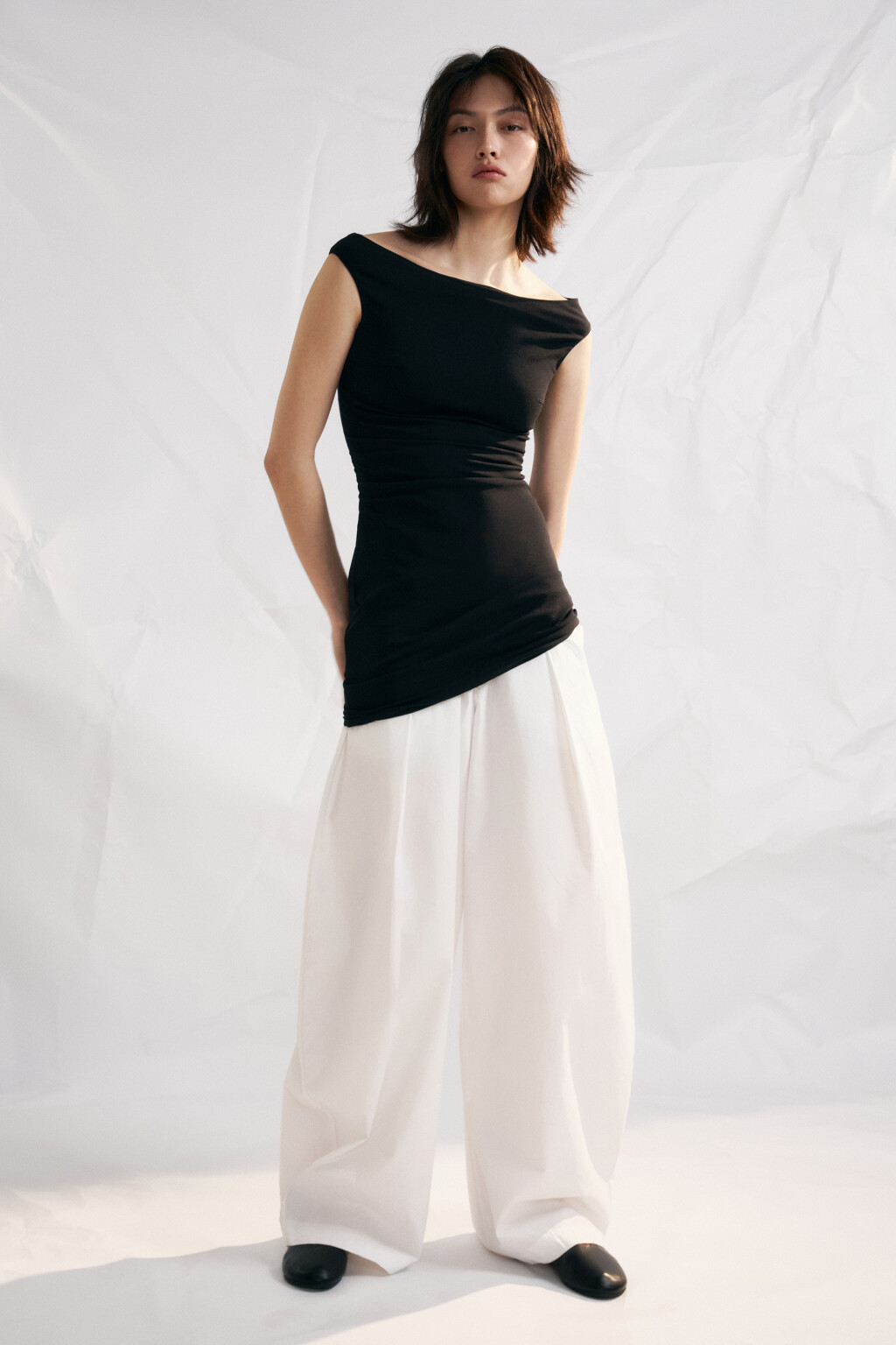 Платье-футляр мини вискозное с открытыми плечами - цвет черный - 5