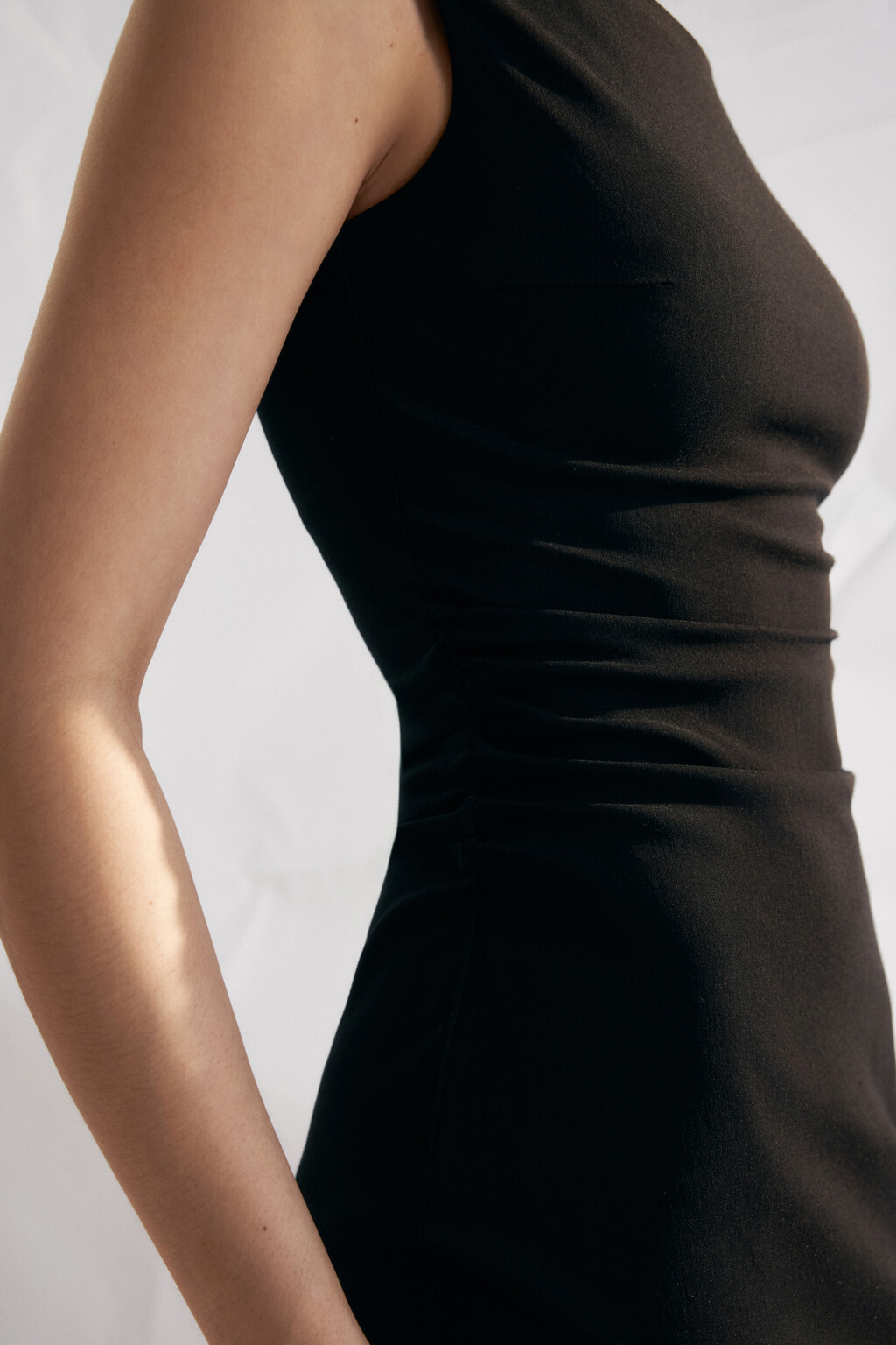 Платье-футляр мини вискозное с открытыми плечами - цвет черный - 6