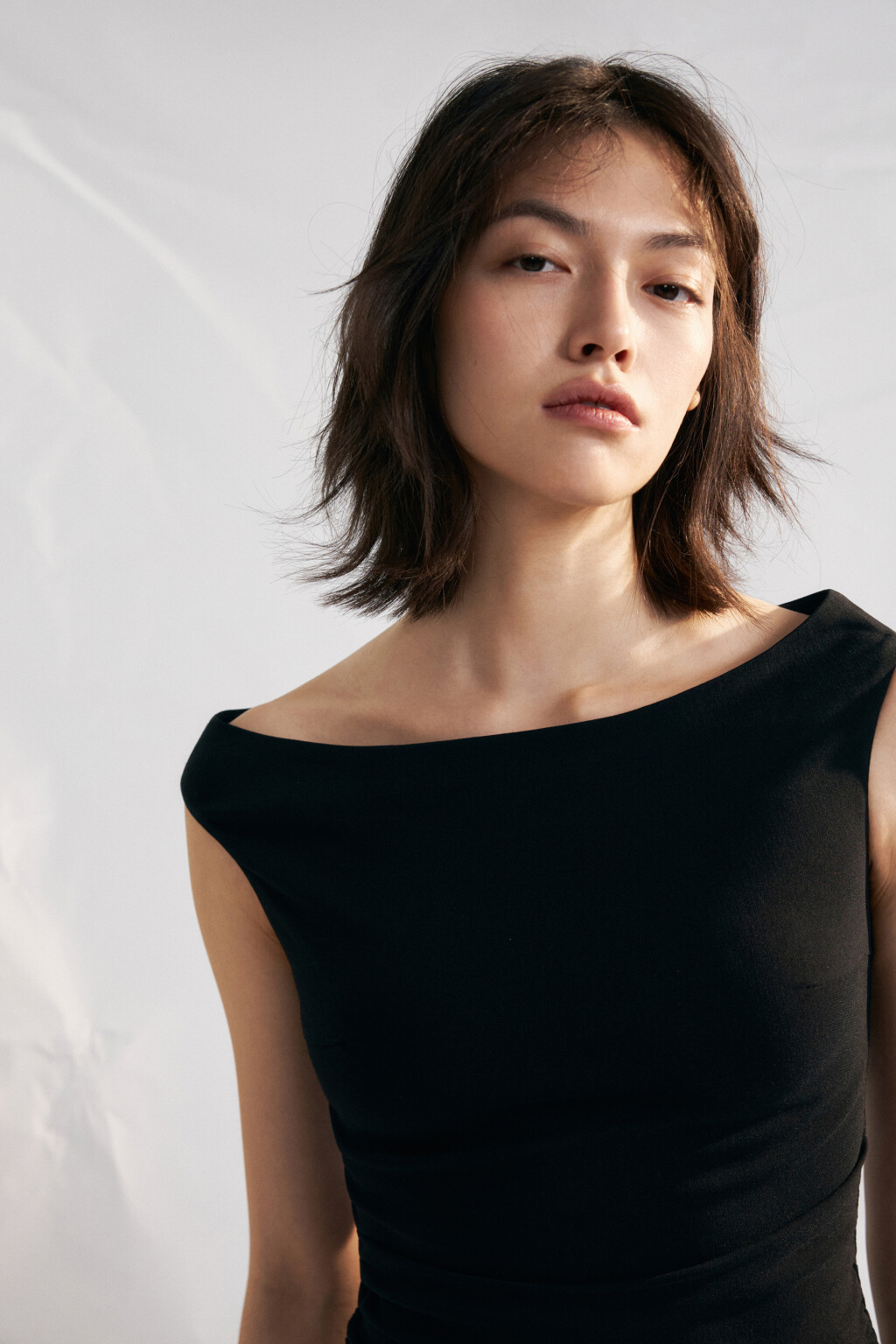 Платье-футляр мини вискозное с открытыми плечами - цвет черный - 7