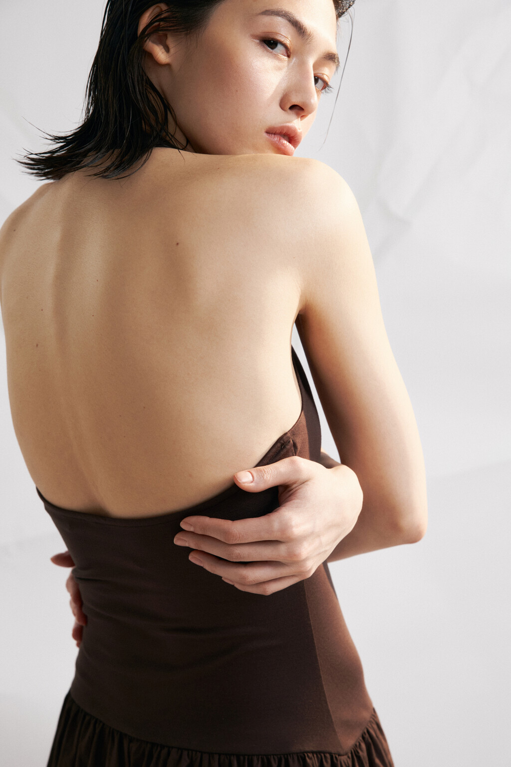 Платье-халтер облегающее с юбкой-баллоном - цвет коричневый - 6