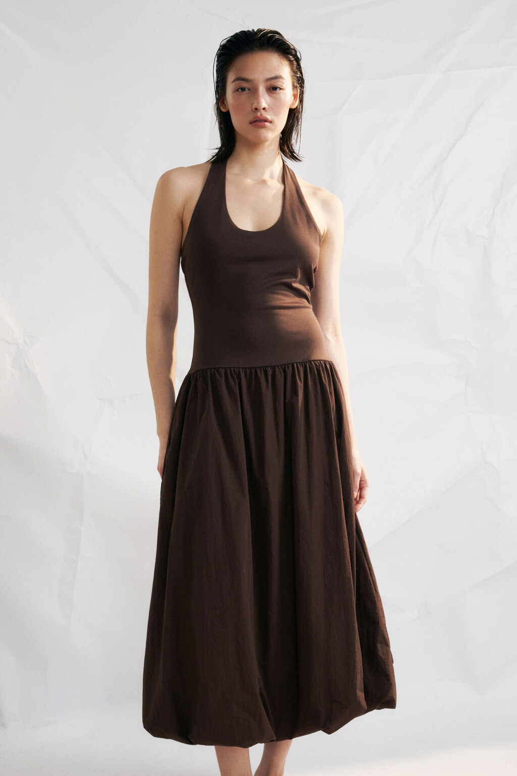 Платье-халтер облегающее с юбкой-баллоном - цвет коричневый - 7