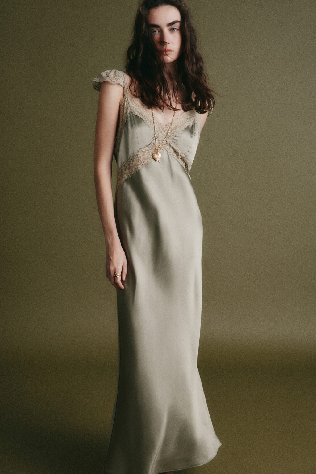 Платье-комбинация макси атласное облегающее с кружевом - цвет зеленый - 1