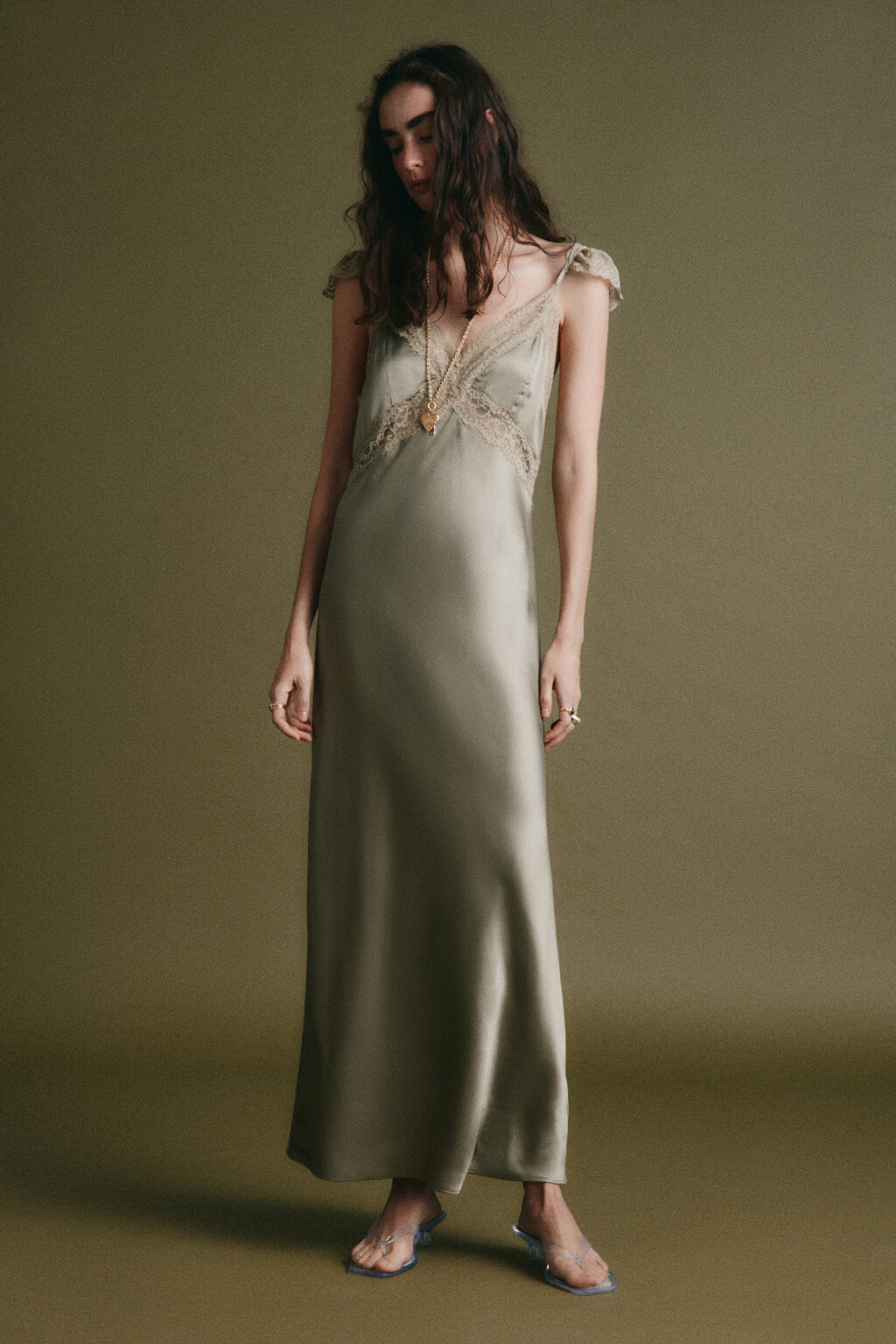 Платье-комбинация макси атласное облегающее с кружевом - цвет зеленый - 2