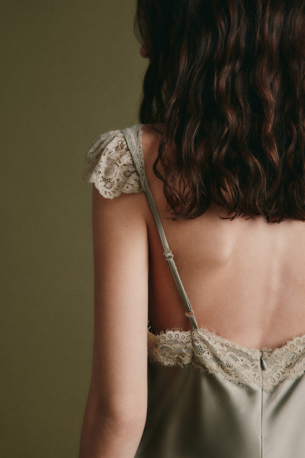 Платье-комбинация макси атласное облегающее с кружевом - цвет зеленый - 4