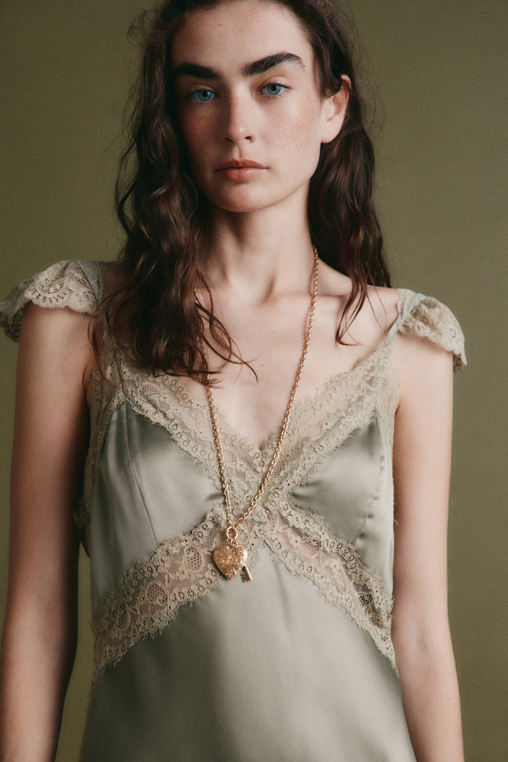 Платье-комбинация макси атласное облегающее с кружевом - цвет зеленый - 5