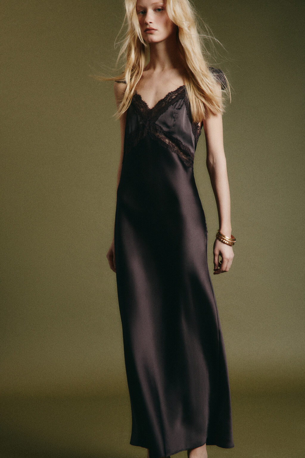 Платье-комбинация макси атласное облегающее с кружевом - цвет коричневый - 2