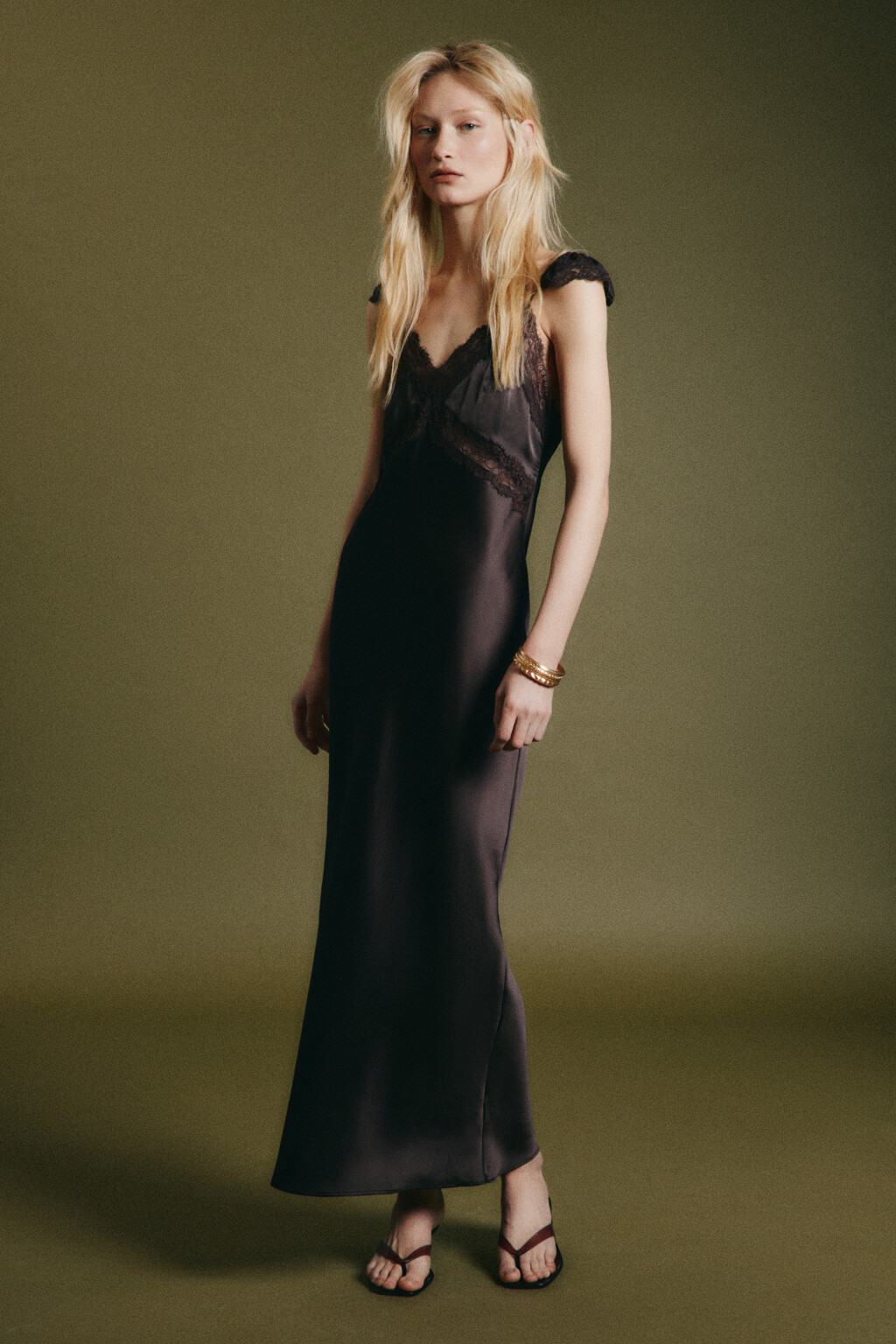 Платье-комбинация макси атласное облегающее с кружевом - цвет коричневый - 3