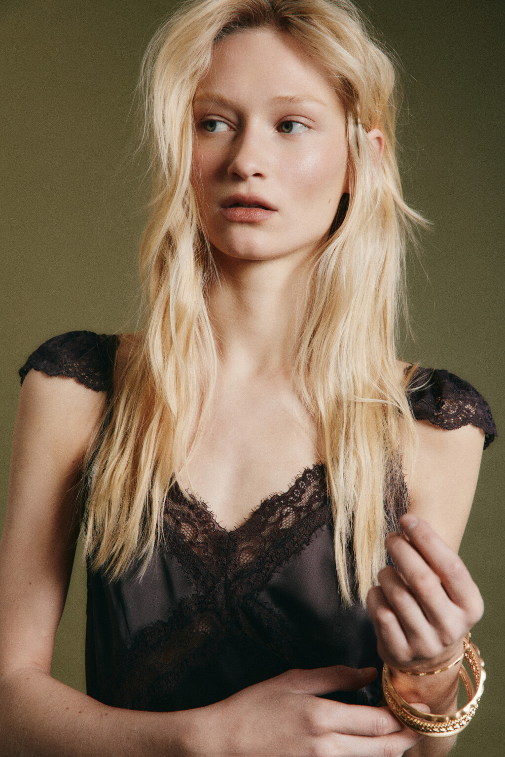 Платье-комбинация макси атласное облегающее с кружевом - цвет коричневый - 5