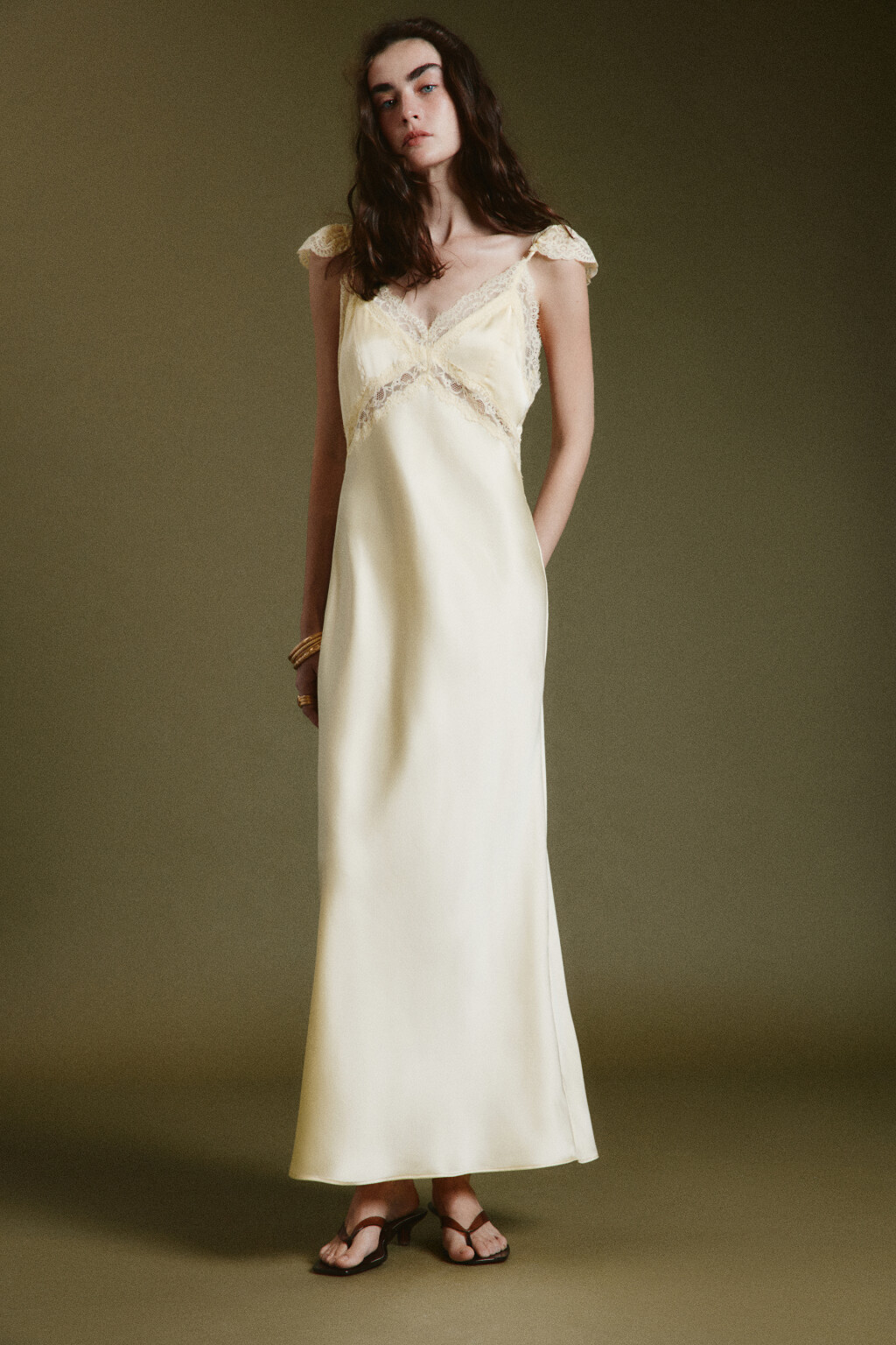 Платье-комбинация макси атласное облегающее с кружевом - цвет желтый - 1