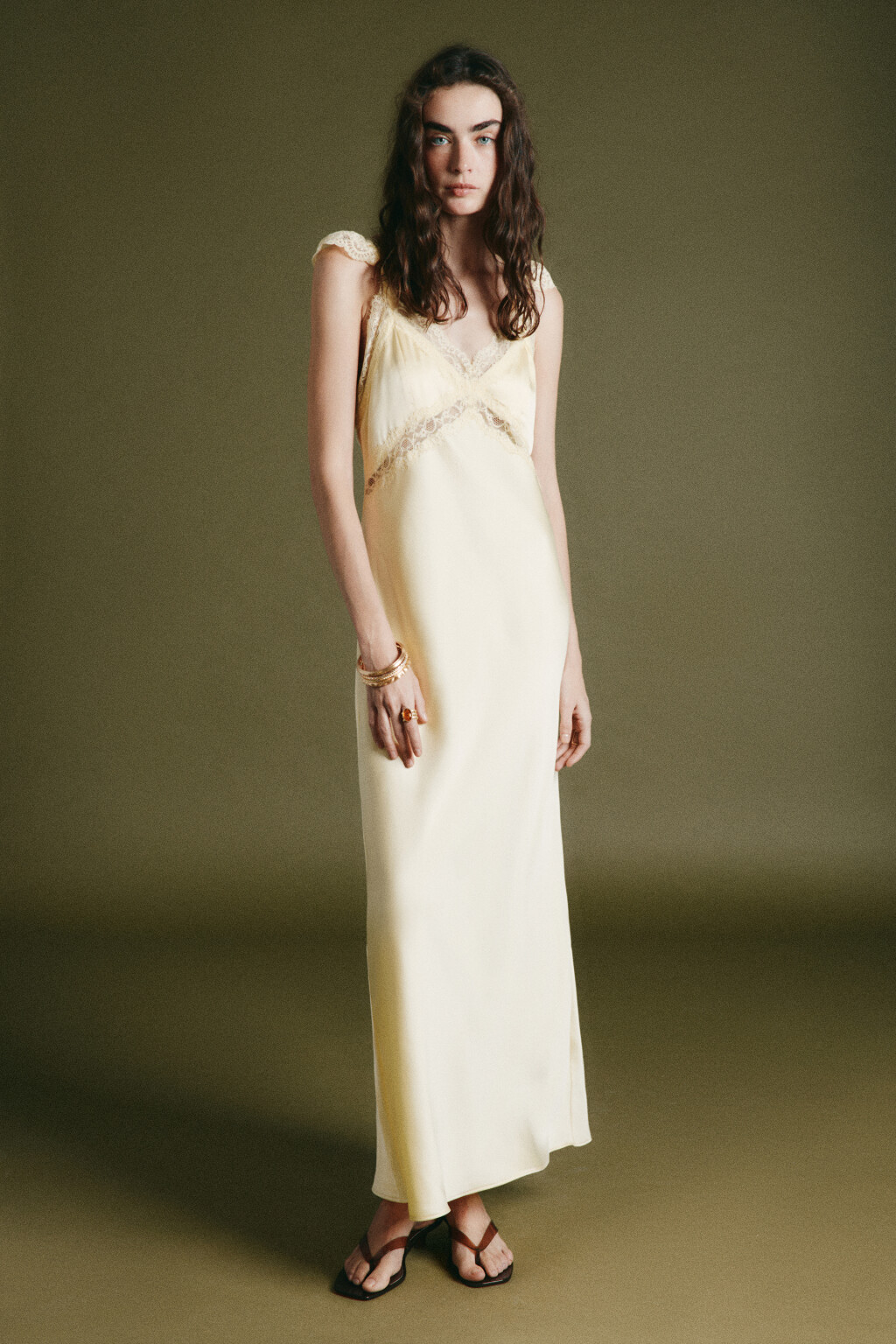 Платье-комбинация макси атласное облегающее с кружевом - цвет желтый - 2