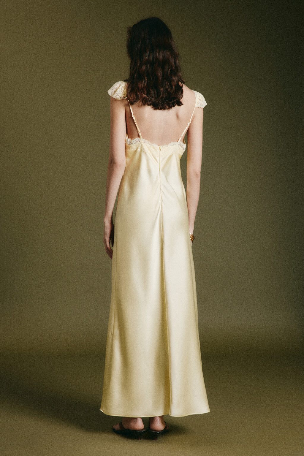 Платье-комбинация макси атласное облегающее с кружевом - цвет желтый - 3