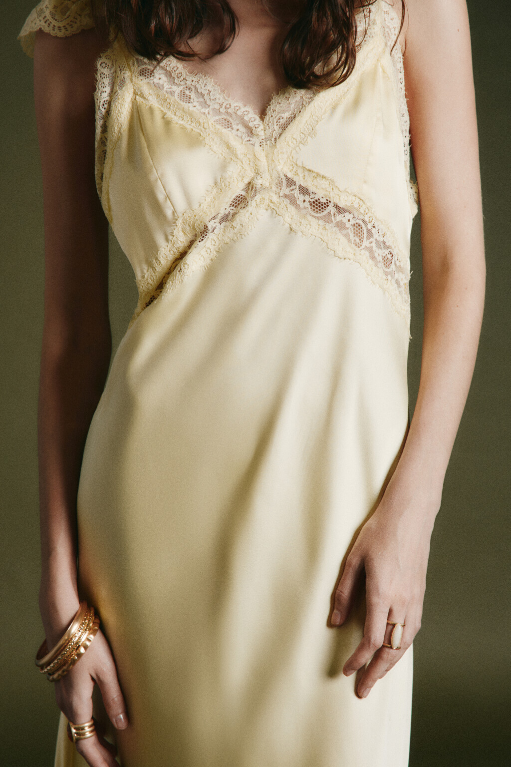 Платье-комбинация макси атласное облегающее с кружевом - цвет желтый - 4