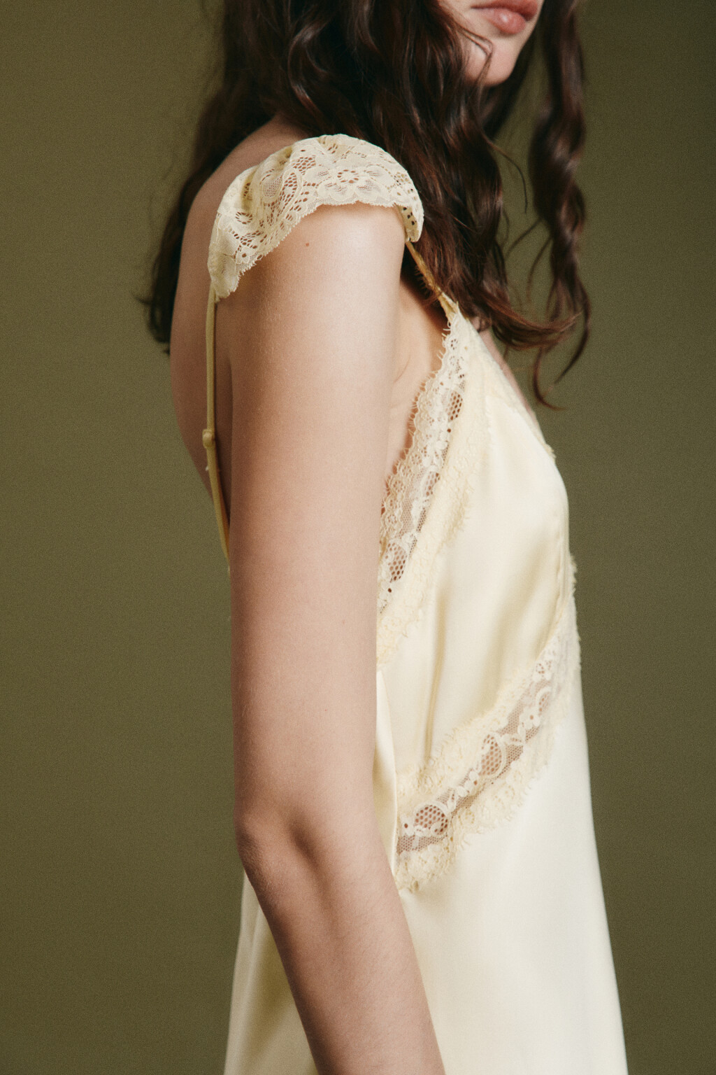 Платье-комбинация макси атласное облегающее с кружевом - цвет желтый - 5