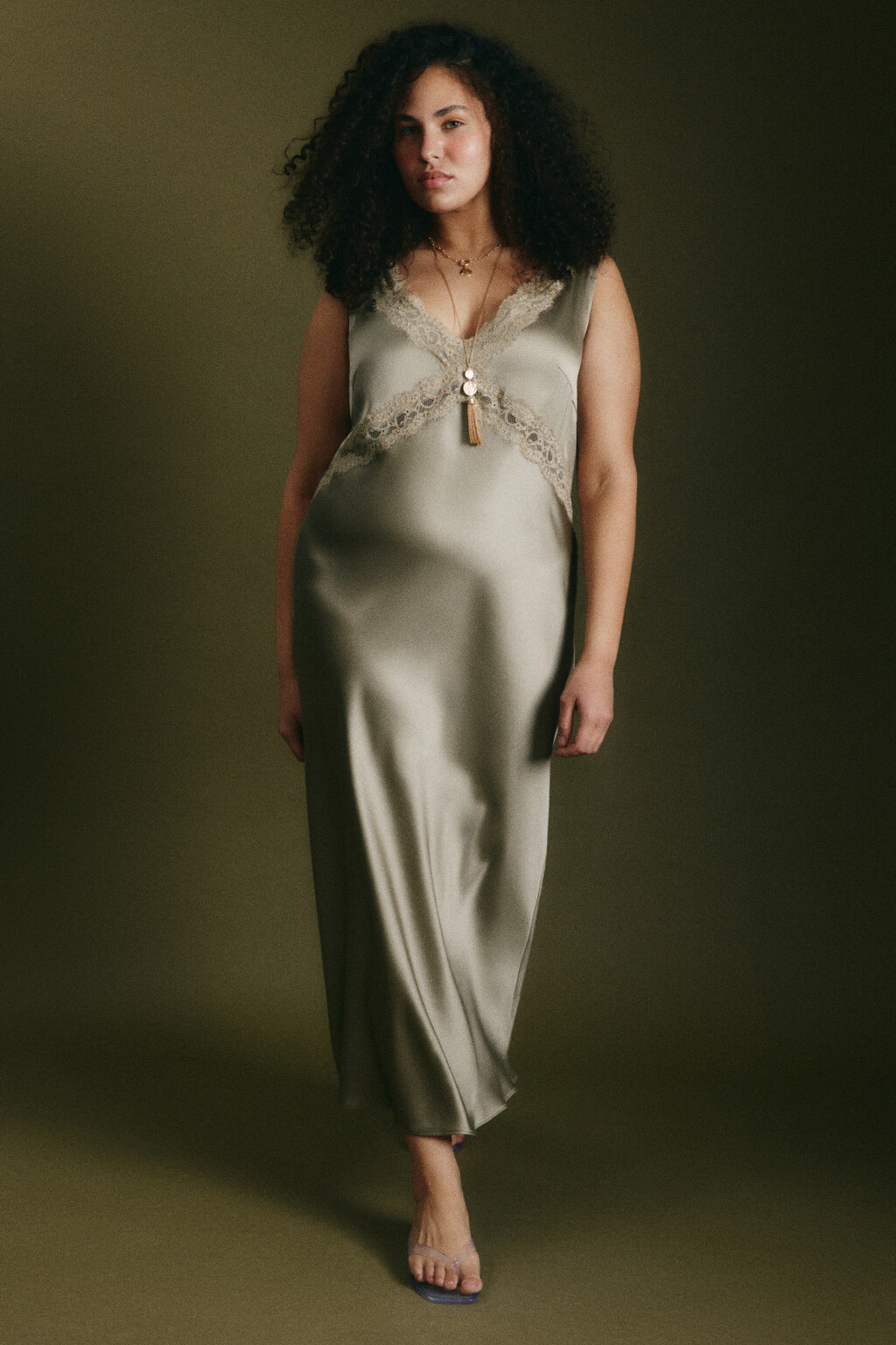 Платье макси атласное облегающее с кружевом - цвет зеленый - 2