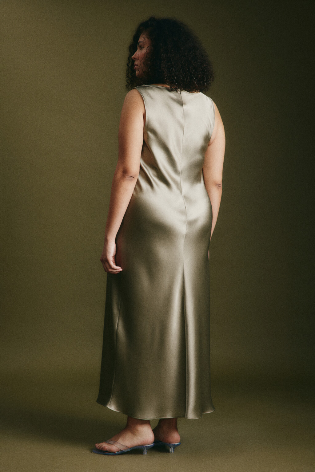 Платье макси атласное облегающее с кружевом - цвет зеленый - 4