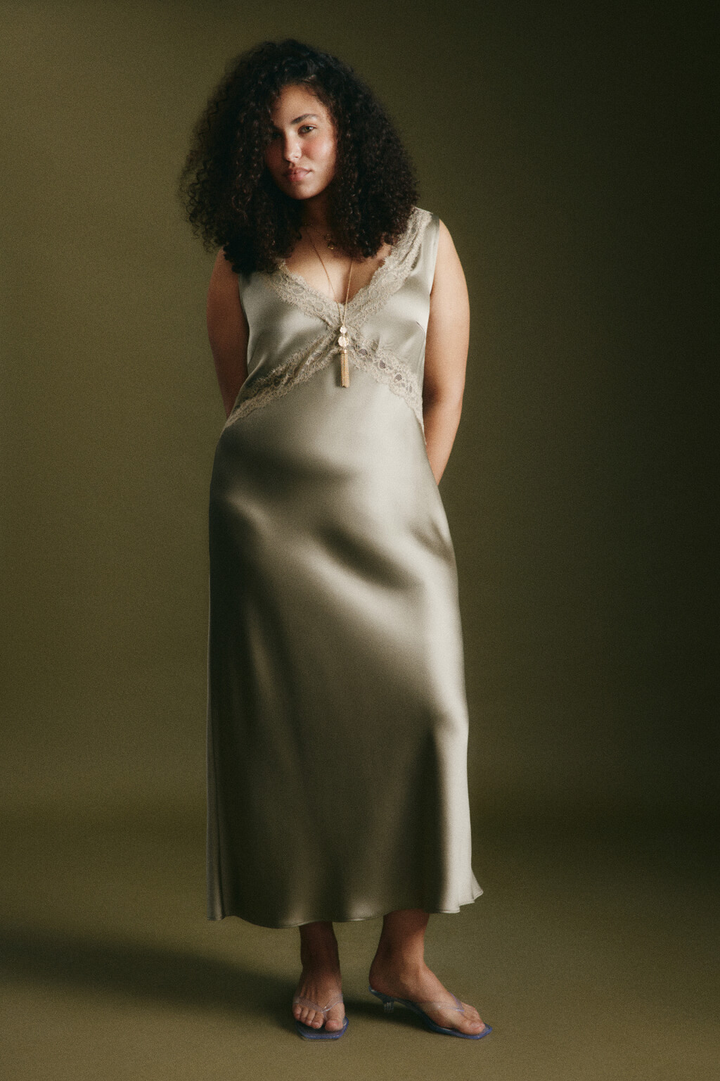 Платье макси атласное облегающее с кружевом - цвет зеленый - 5